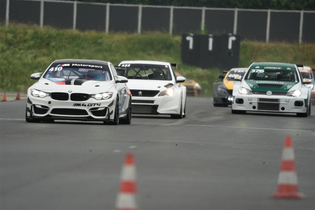 Michael Nielsen er i sin hvide BMW M4 GT4 på vej mod sit tredje DEC-mesterskab i træk
(Foto: Stumpphoto)